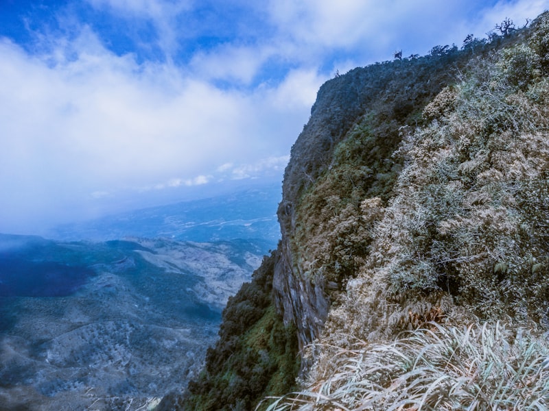 Mini World's End viewpoint overlooking mist-filled valleys
